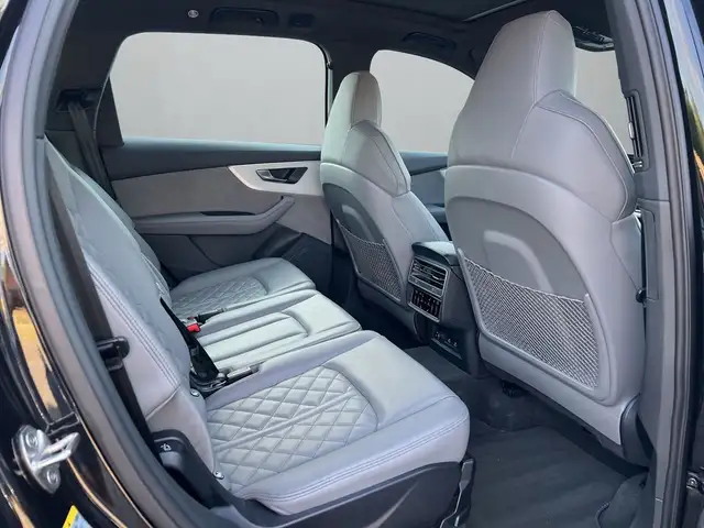 Audi Q7 view 12