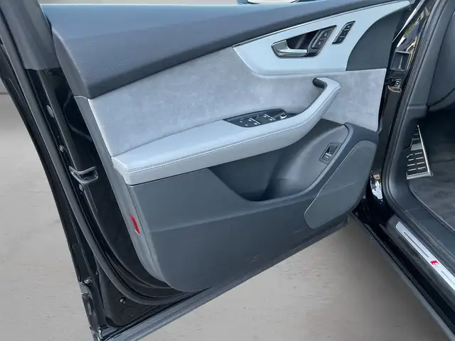 Audi Q7 view 6