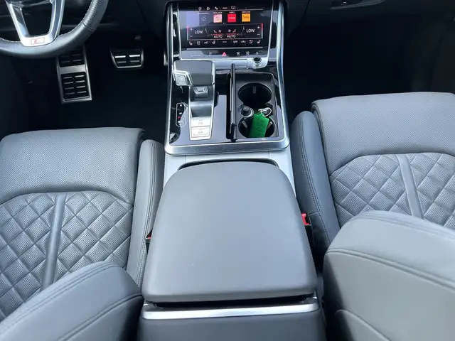 Audi Q7 view 9
