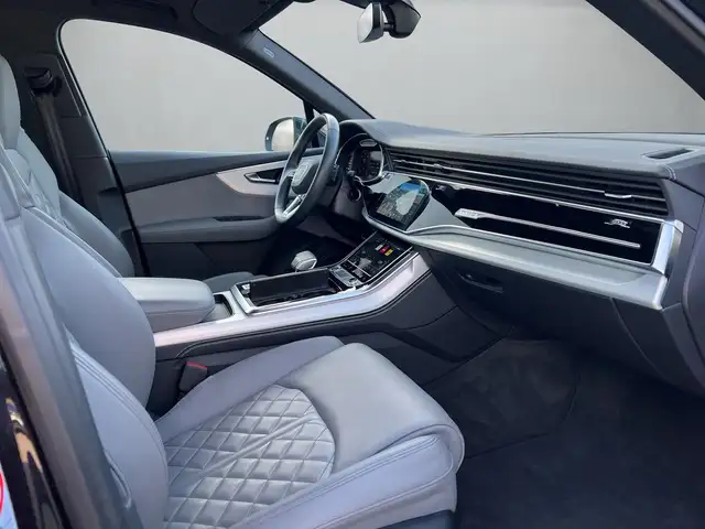 Audi Q7 view 13