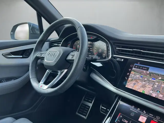 Audi Q7 view 7