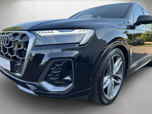 Audi Q7 view 4