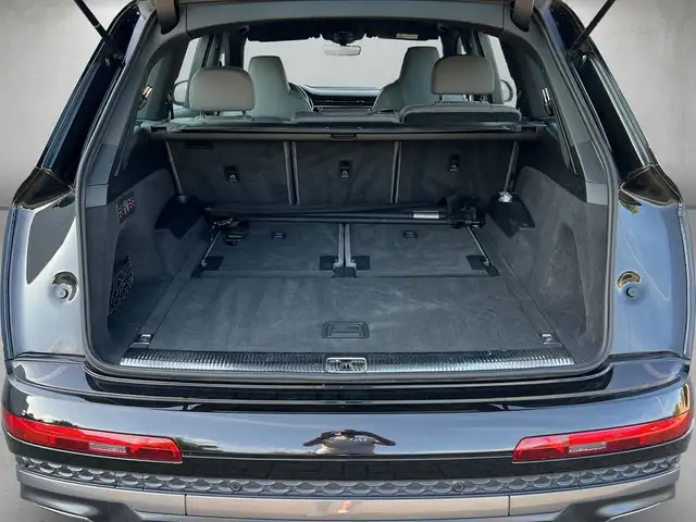 Audi Q7 view 5