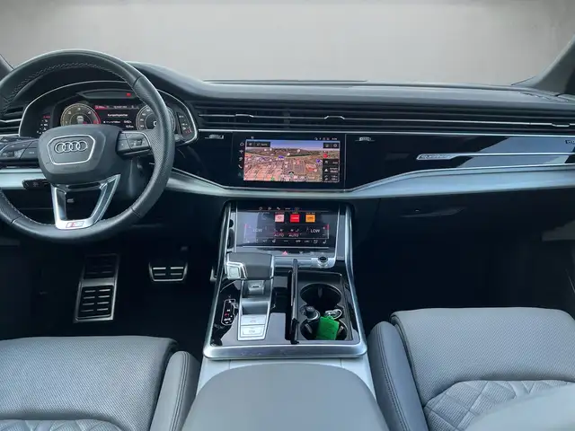 Audi Q7 view 8