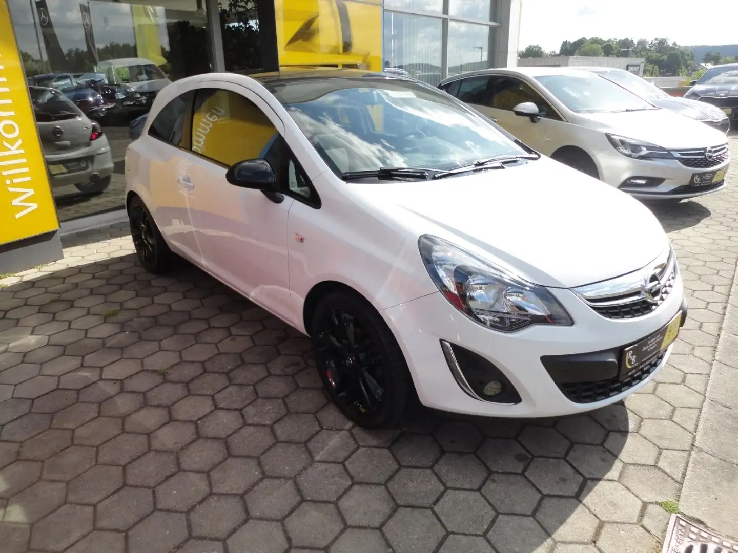 Opel Corsa D Color Edition 1.4 -64 kW + Sitzheizung+A Bílá - 2