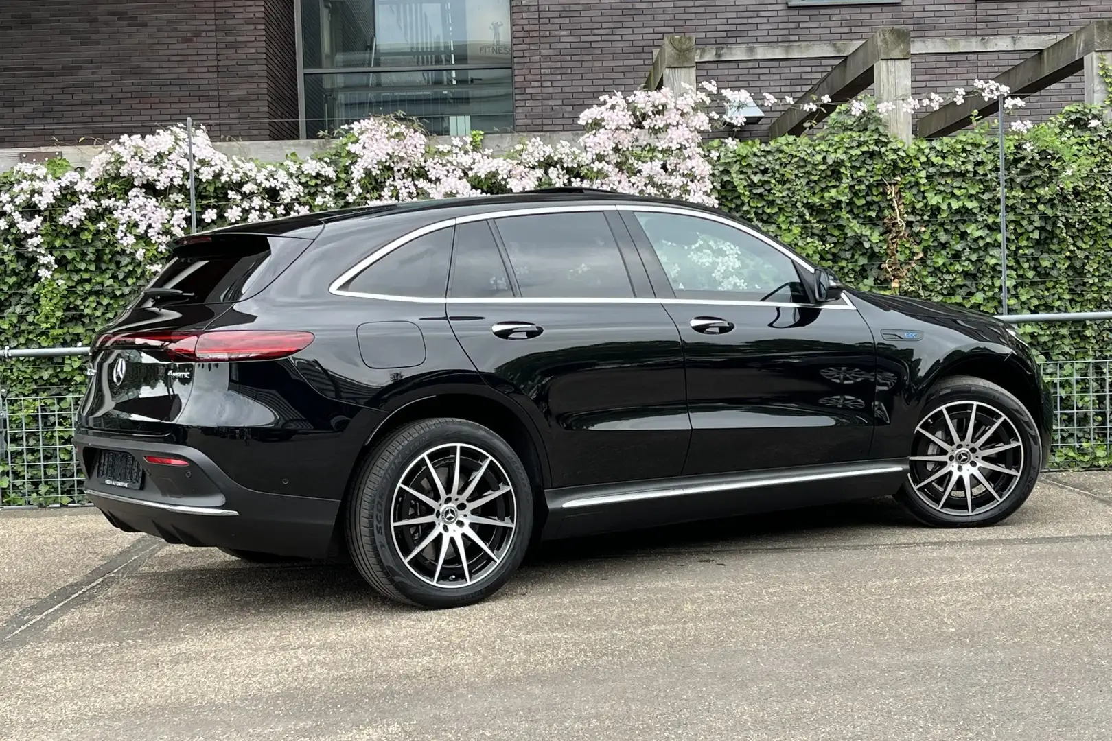 Mercedes-Benz EQC 400 EQC 4MATIC Business Solution AMG | Premium Plus Pa Zwart - 2