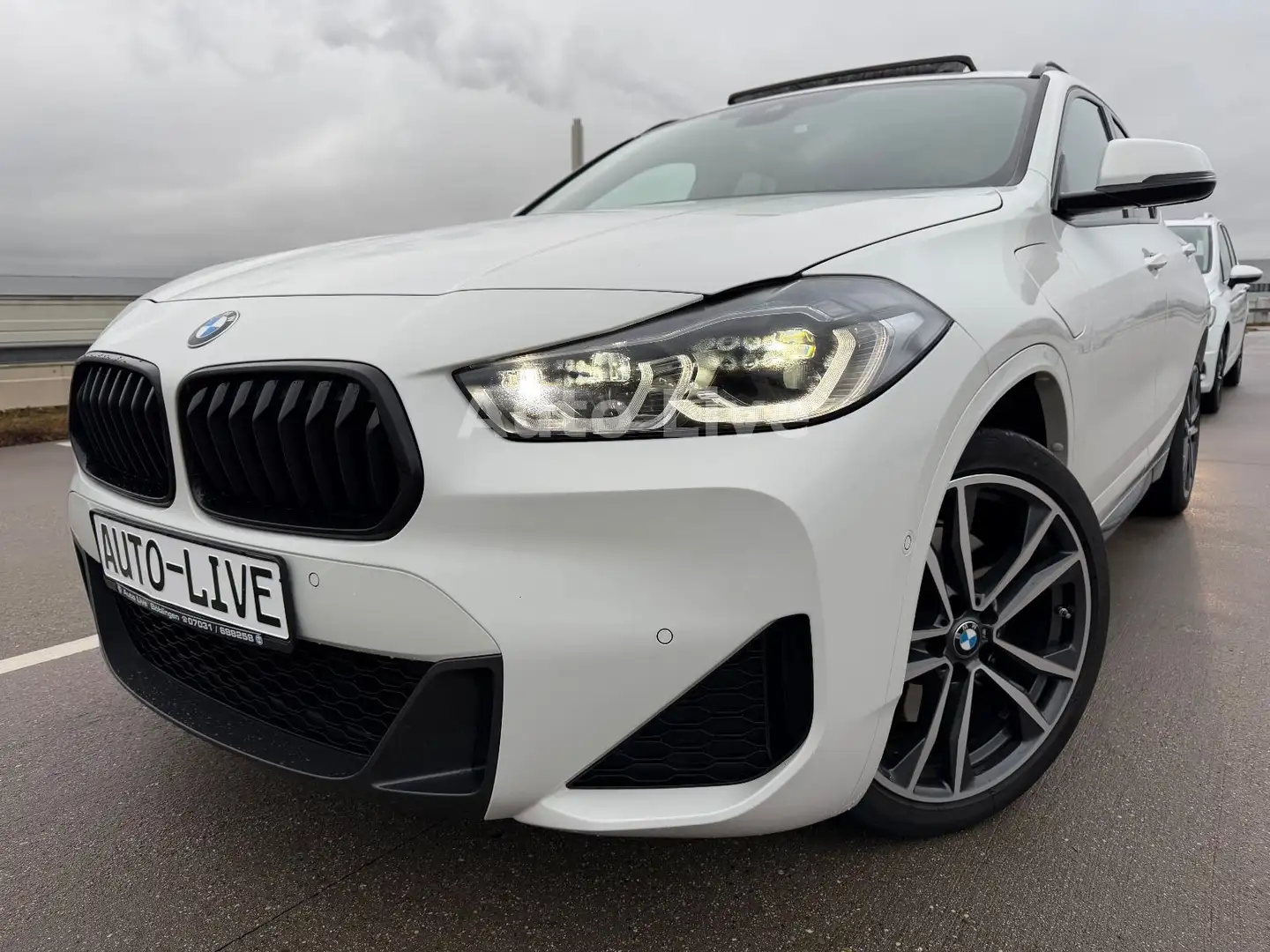 BMW X2 xDrive 25 e M PAKET*VIRT*PANO*NAVI*LED*KAMERA Weiß - 1