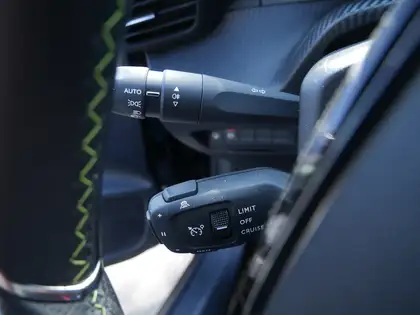 Annonce voiture d'occasion Peugeot e-208 - CARADIZE