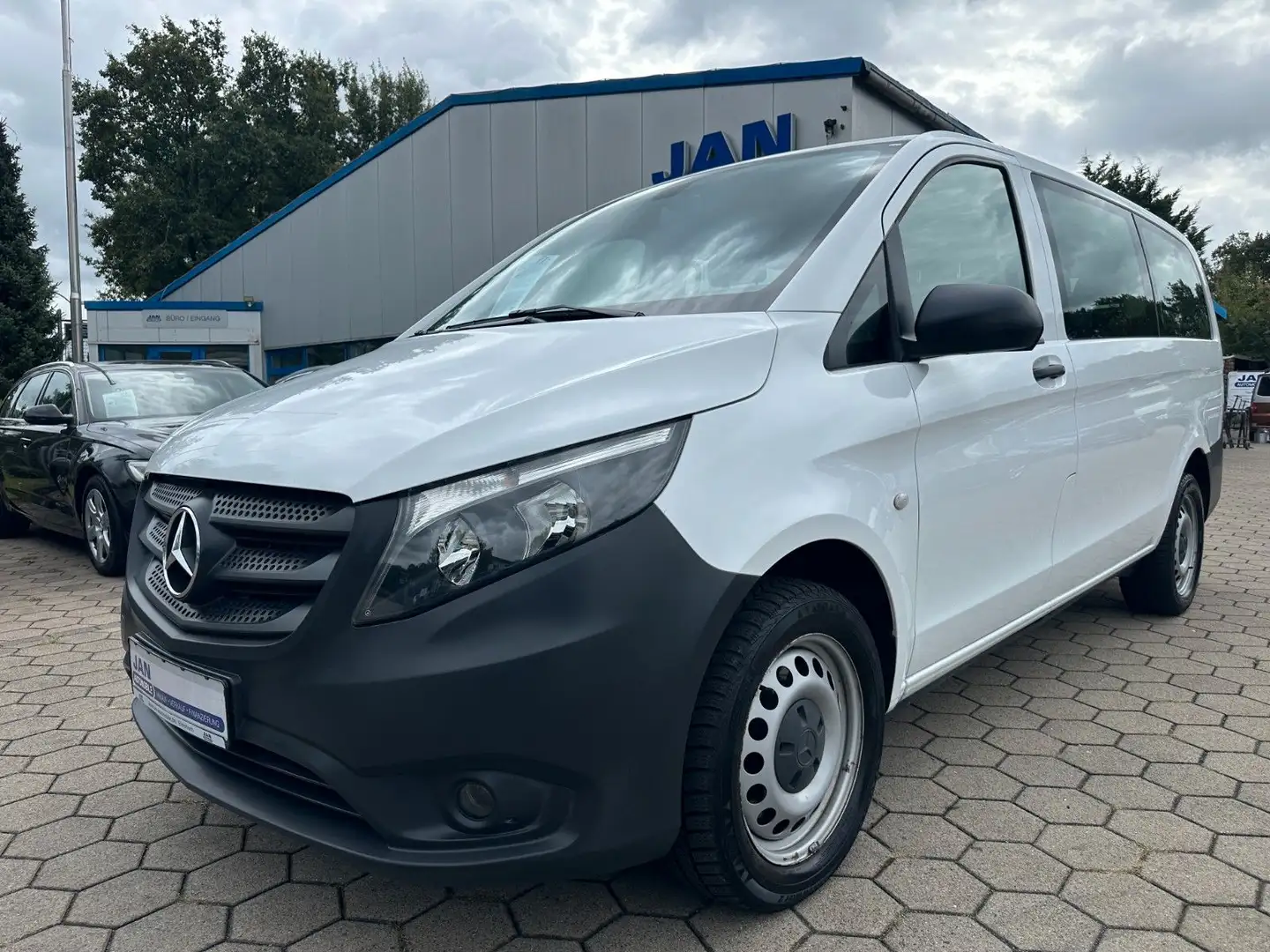 Mercedes-Benz V 200 Vito Tourer 114 CDI Pro 4x4 lang Automatik Weiß - 1