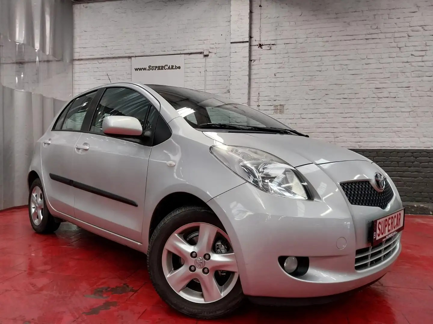 Toyota Yaris 1.3i VVT-i 16v Linea Luna * A/C * V/E * 160X 42 M* Argent - 1