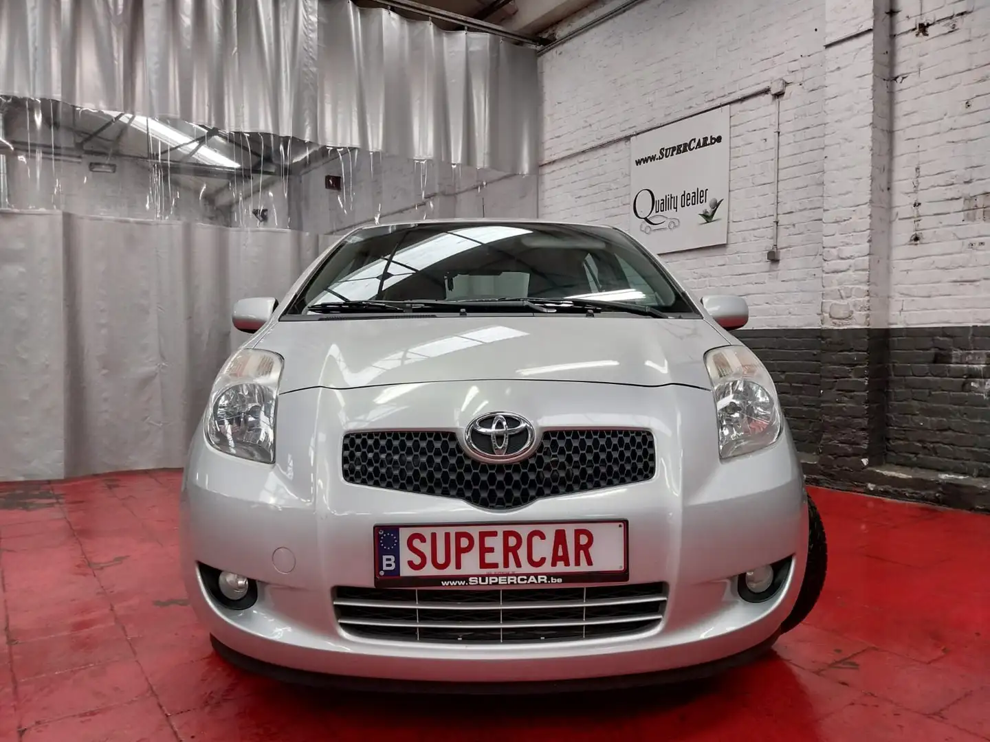 Toyota Yaris 1.3i VVT-i 16v Linea Luna * A/C * V/E * 160X 42 M* Argent - 2