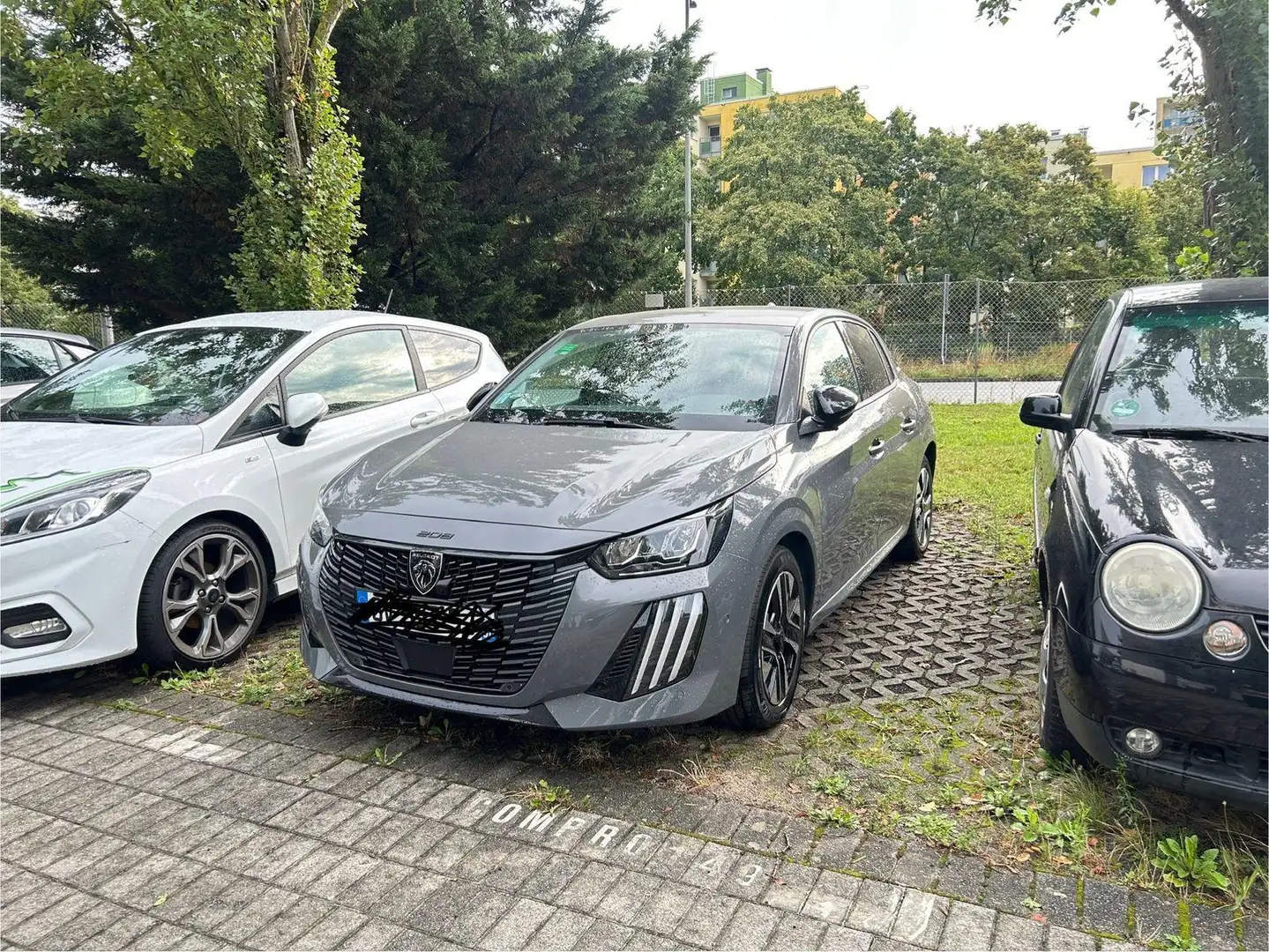 Peugeot 208 1.2 PureTech 100 Allure Navi+360° Kam+ACC+DA Gris - 1