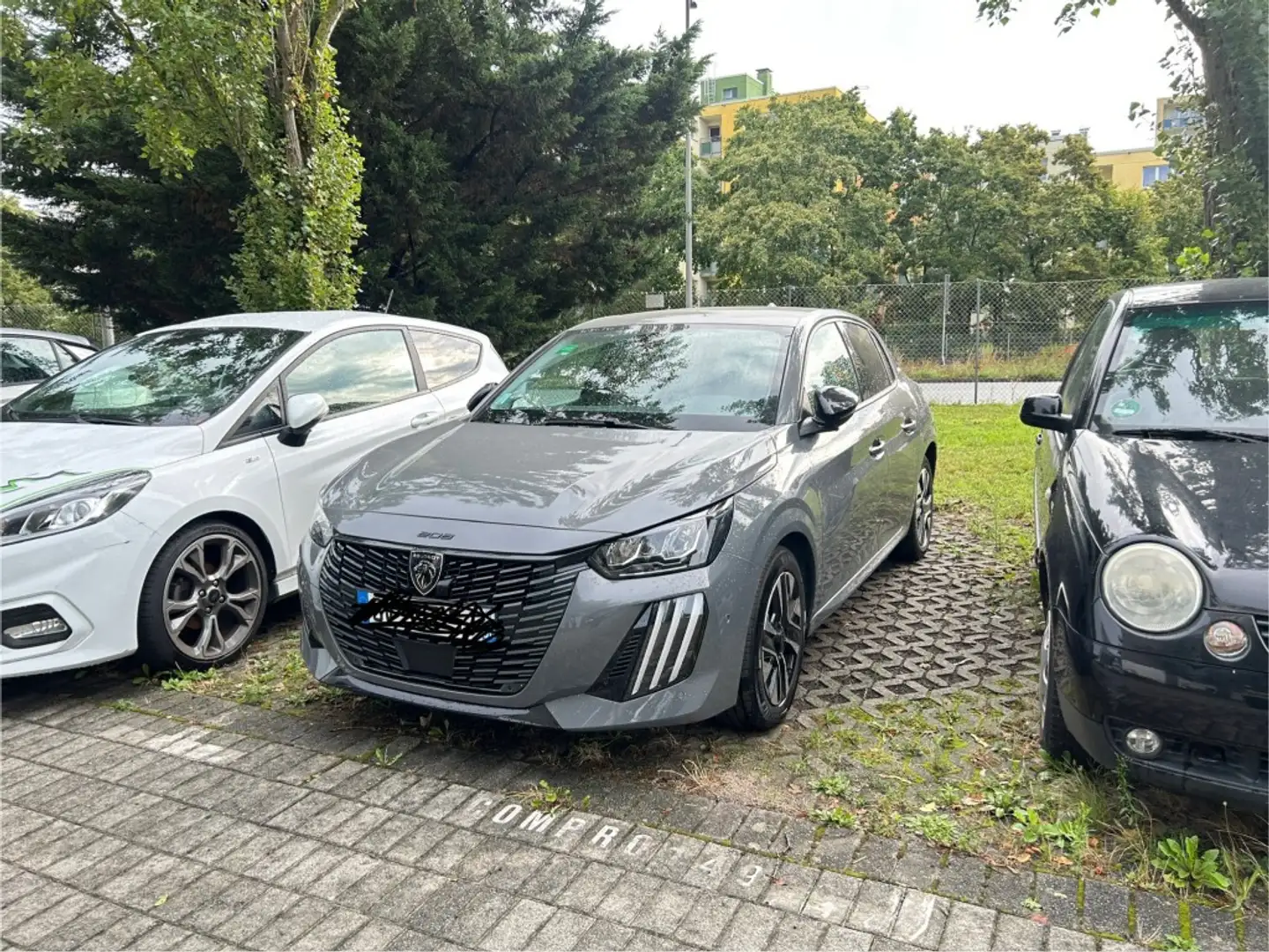 Peugeot 208 1.2 PureTech 100 Allure Navi+360° Kam+ACC+DAB+ Grijs - 1