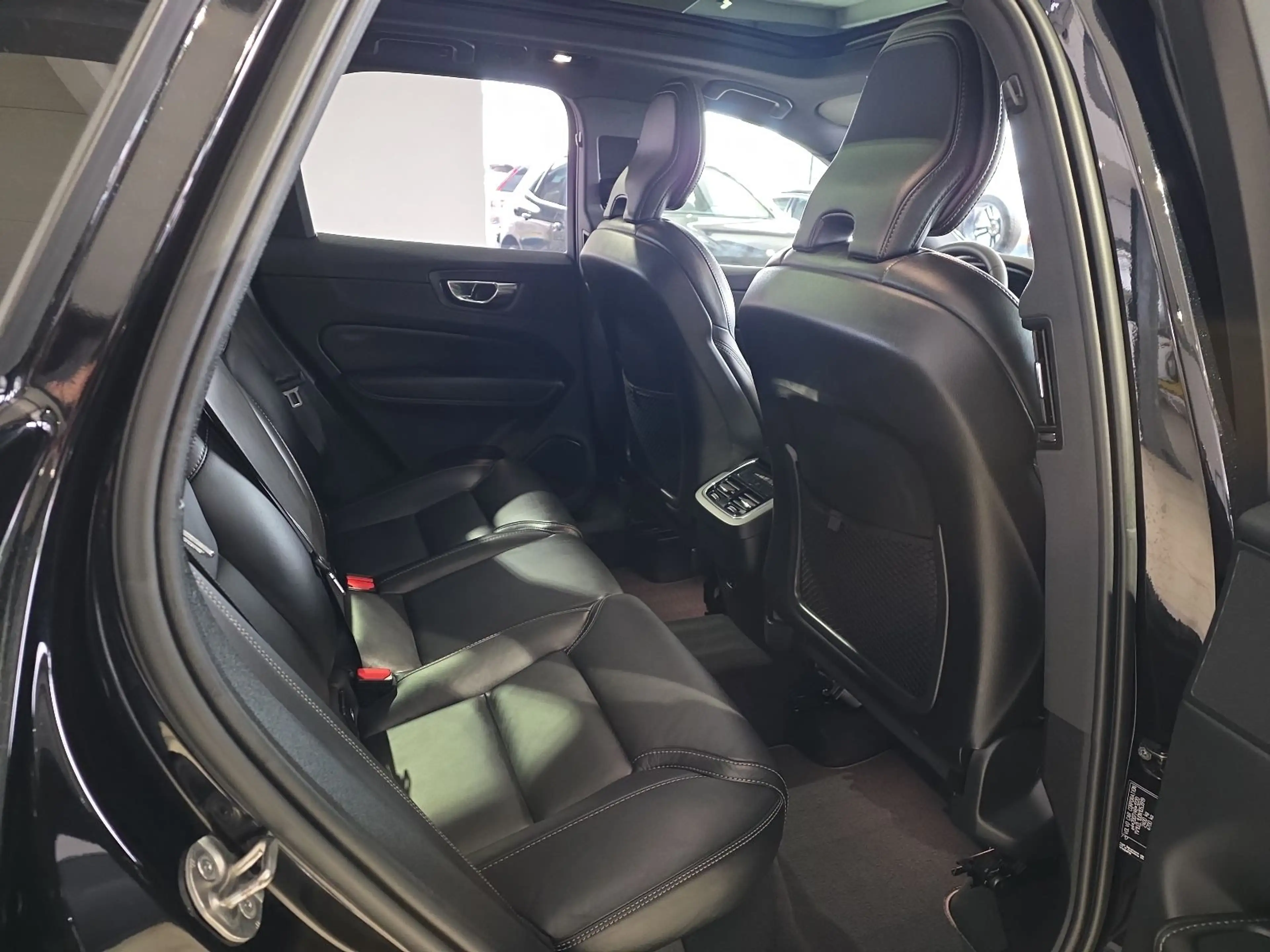Volvo XC60 B5 R-Design Massage FourC 22Zoll 360° Pano — photo 13