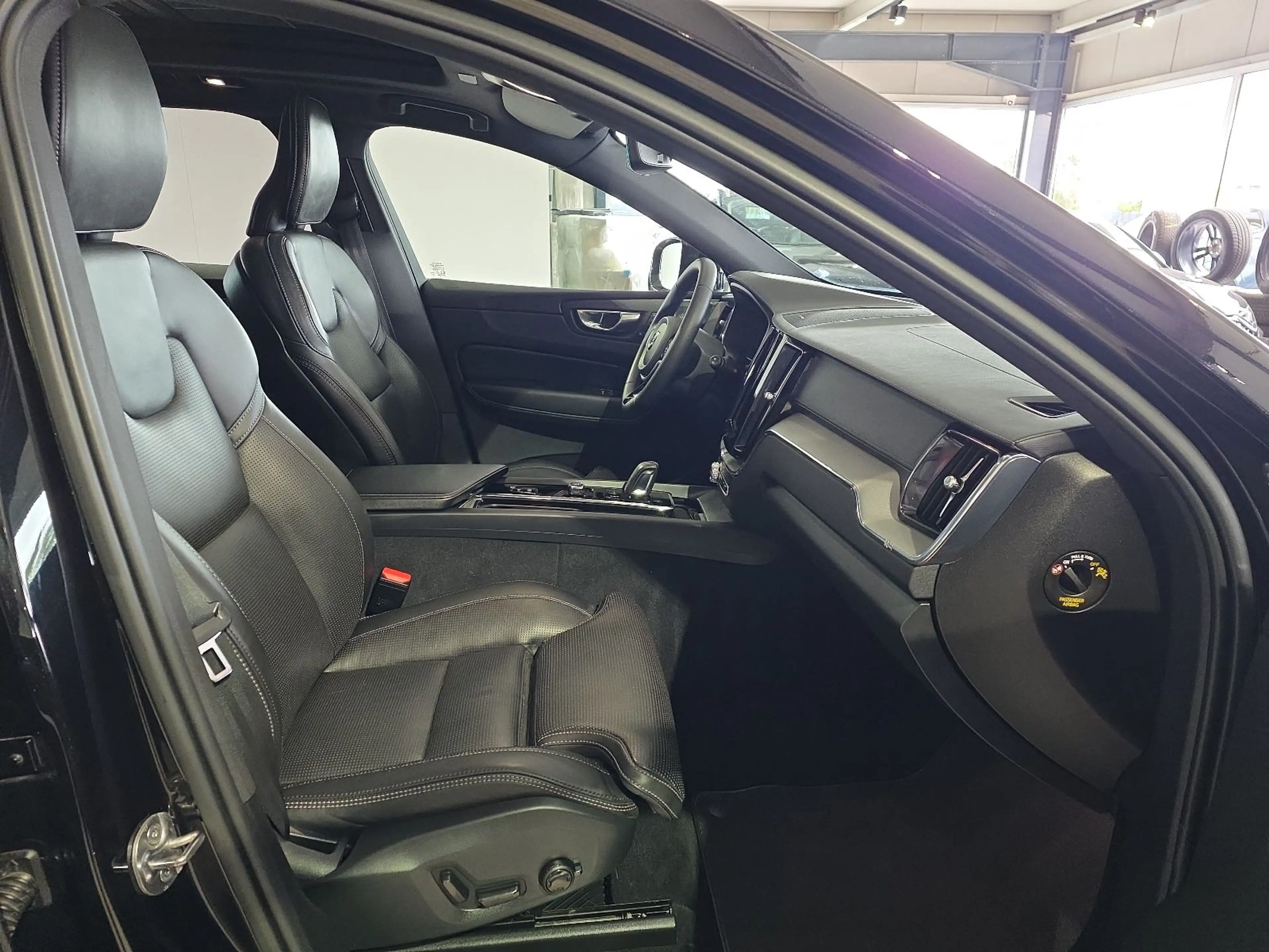 Volvo XC60 B5 R-Design Massage FourC 22Zoll 360° Pano — photo 11