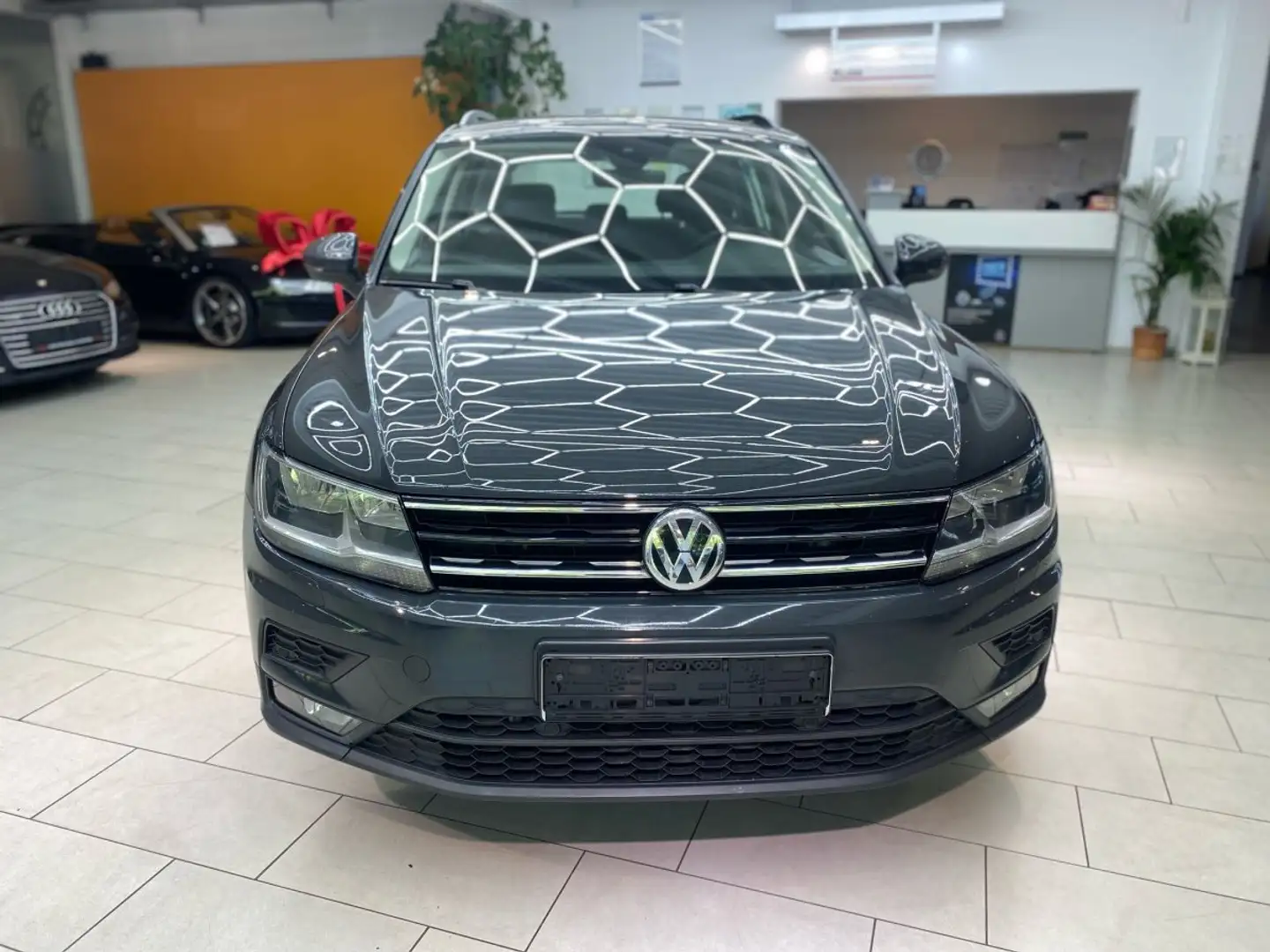 Volkswagen Tiguan 2.0 TDI BMT Comfortline Navi Spurassist. Schaltwip Grau - 2