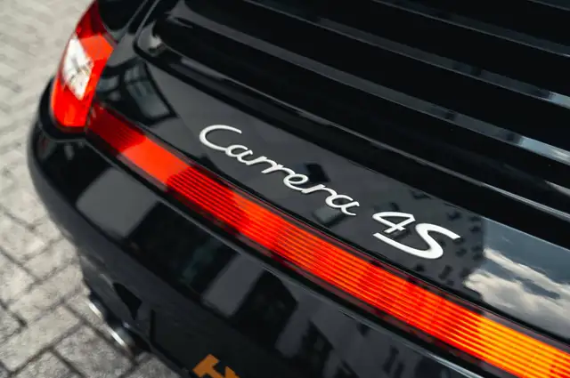 Porsche 911 view 7