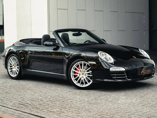 Porsche 911 view 4