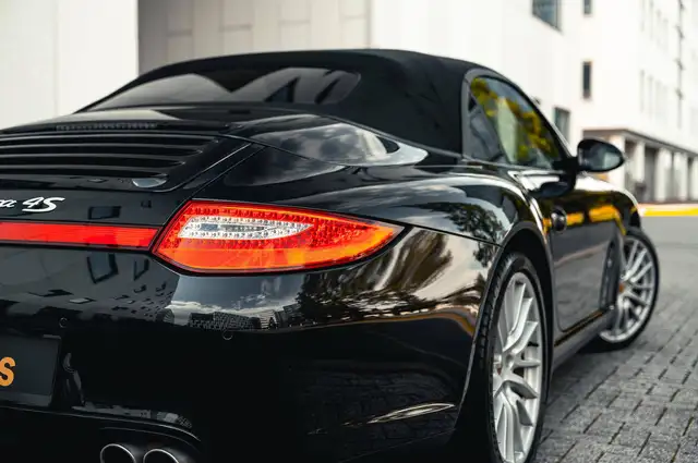 Porsche 911 view 5