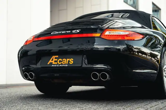 Porsche 911 view 8