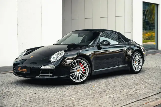 Porsche 911 view 3