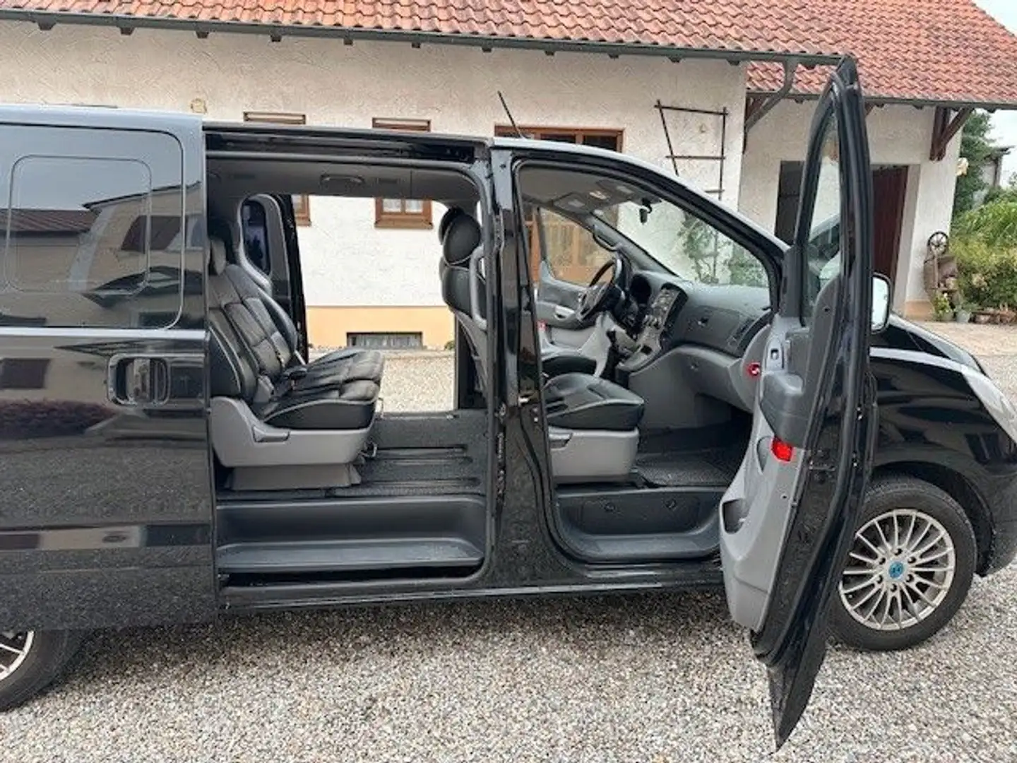 Hyundai H-1 Travel Premium Grand Starex Schwarz - 1