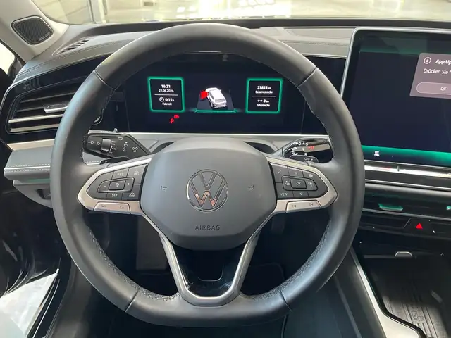 Volkswagen Passat view 11