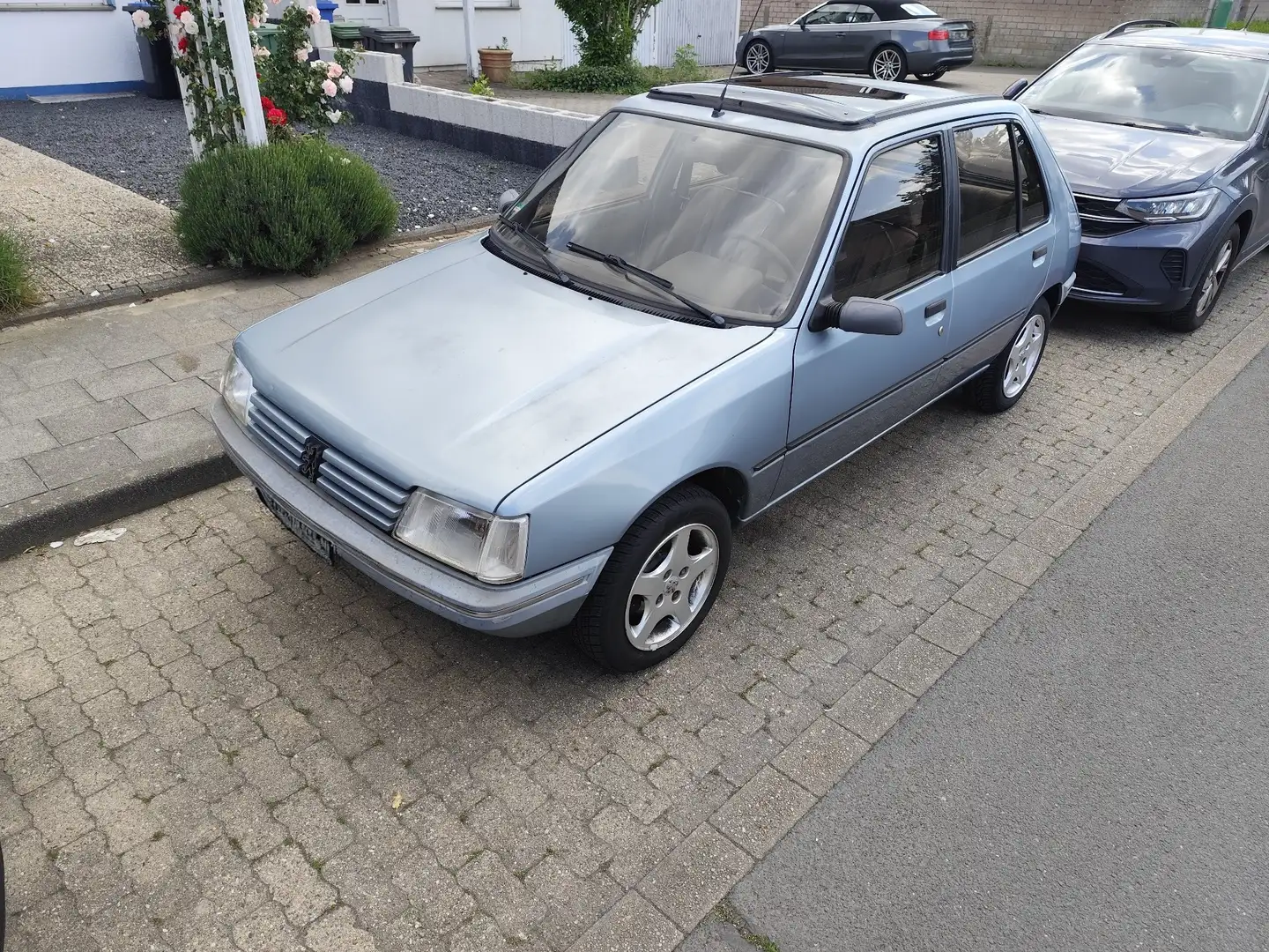 Peugeot 205 Automatik Modrá - 1