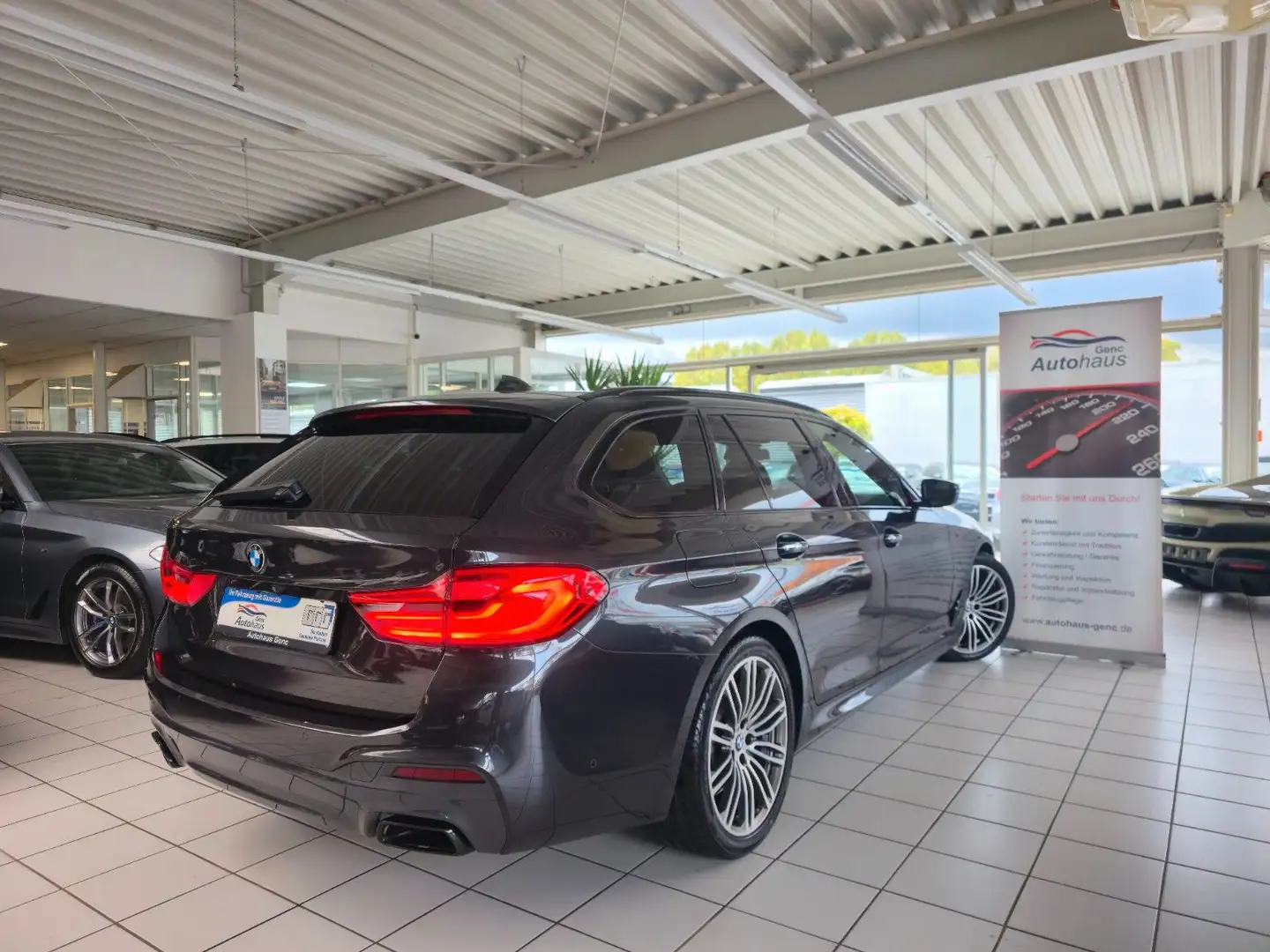 BMW 550 d Touring xDrive Kamera HUD Panorama H&K Gris - 2