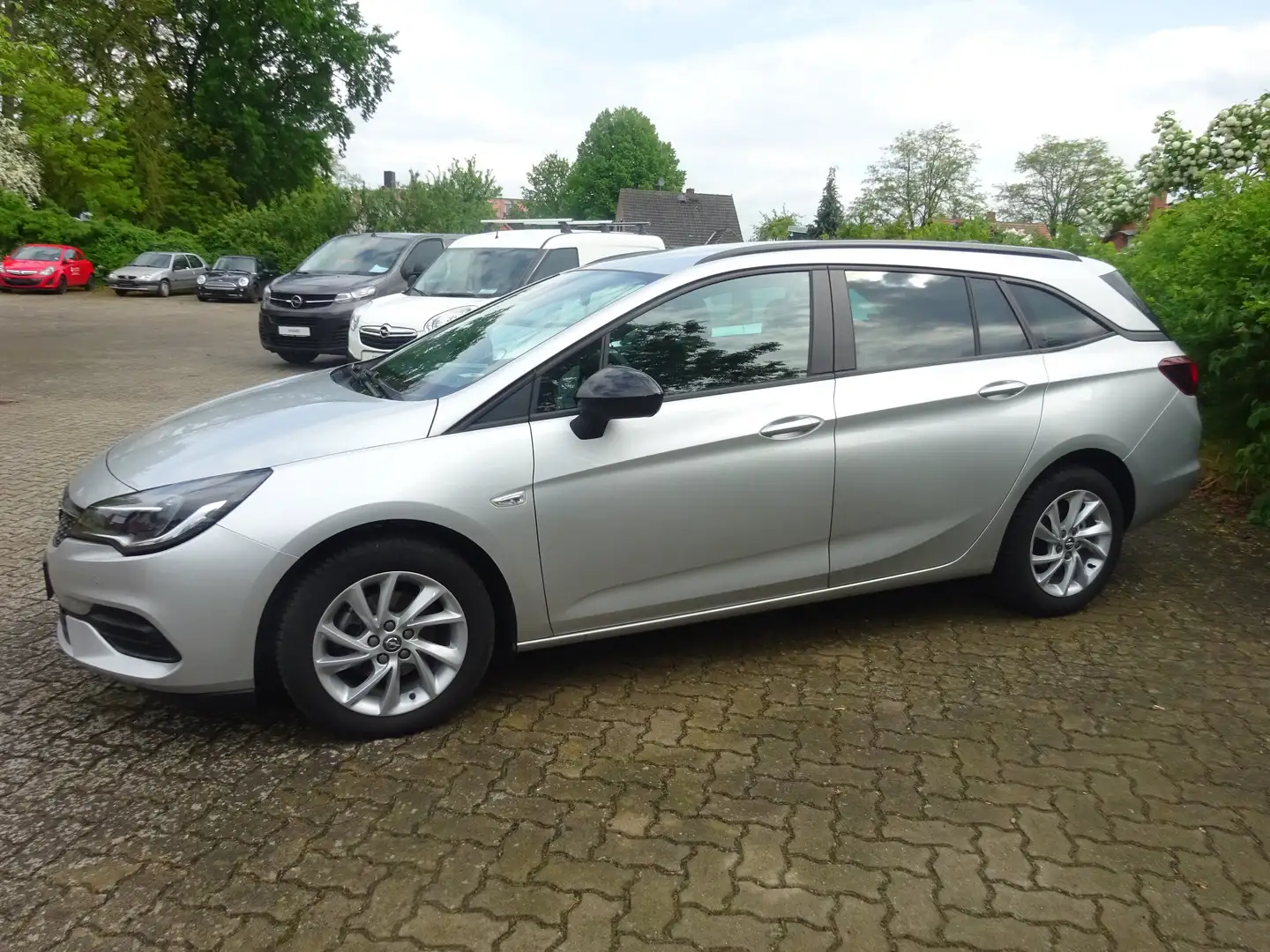 Opel Astra 1.2 Turbo Start/Stop Sports Tourer Edition Silber - 2