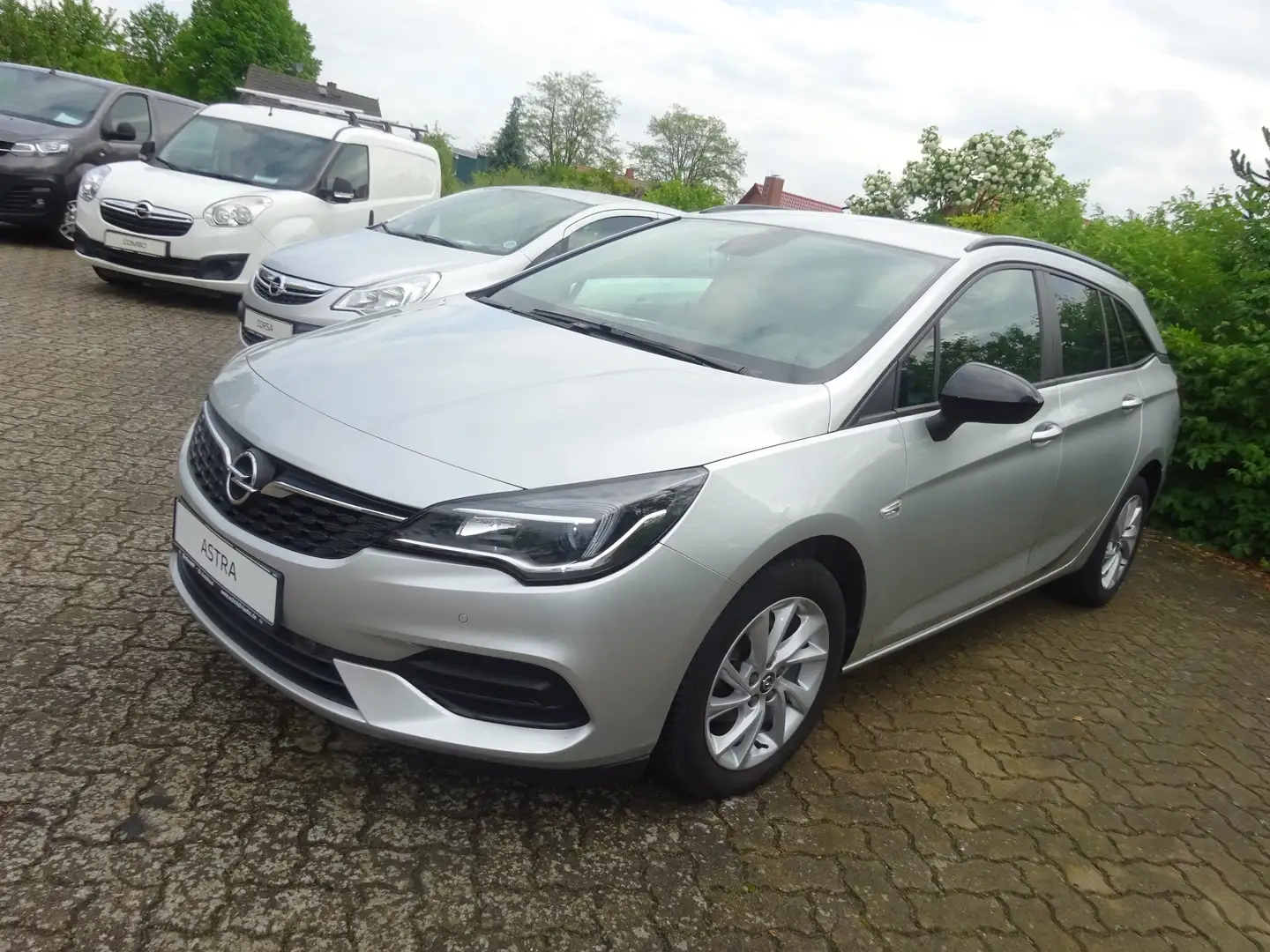 Opel Astra 1.2 Turbo Start/Stop Sports Tourer Edition Silber - 1