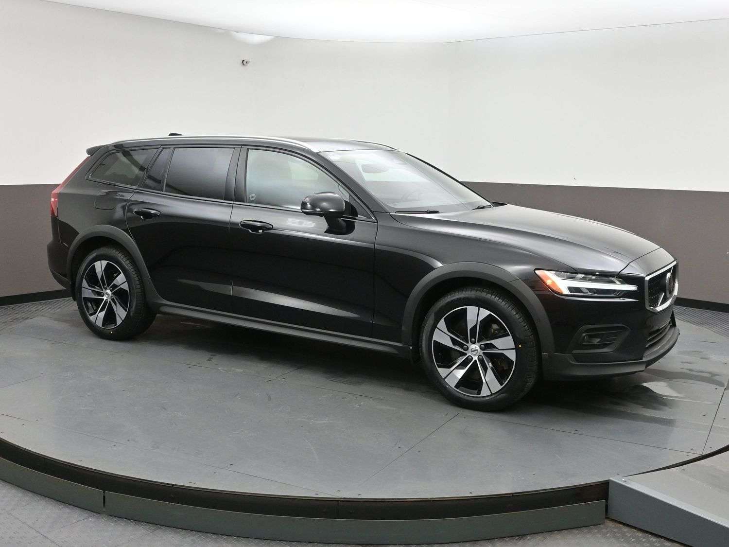 2025 Volvo V60 B5 PLUS AWD HEATED SEATS, HEATED STEERING WHEEL, P
