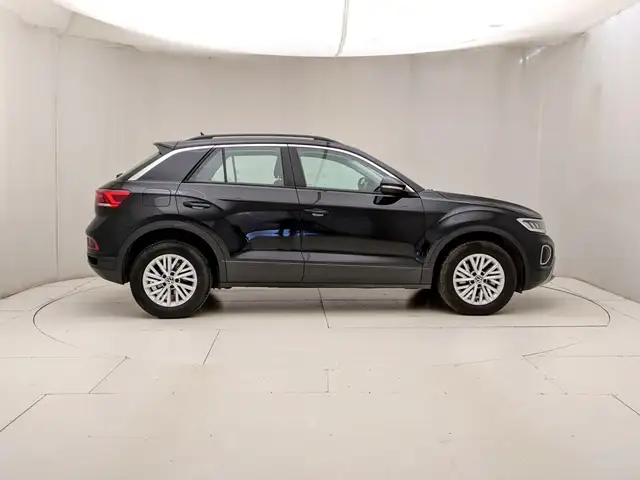 Volkswagen T-Roc view 3