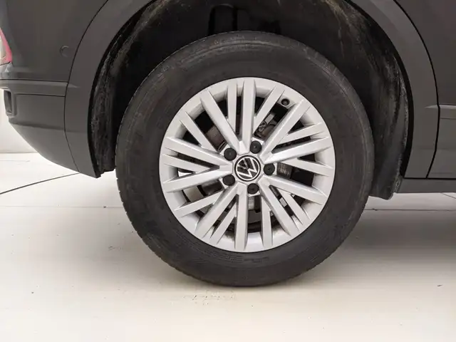 Volkswagen T-Roc view 9