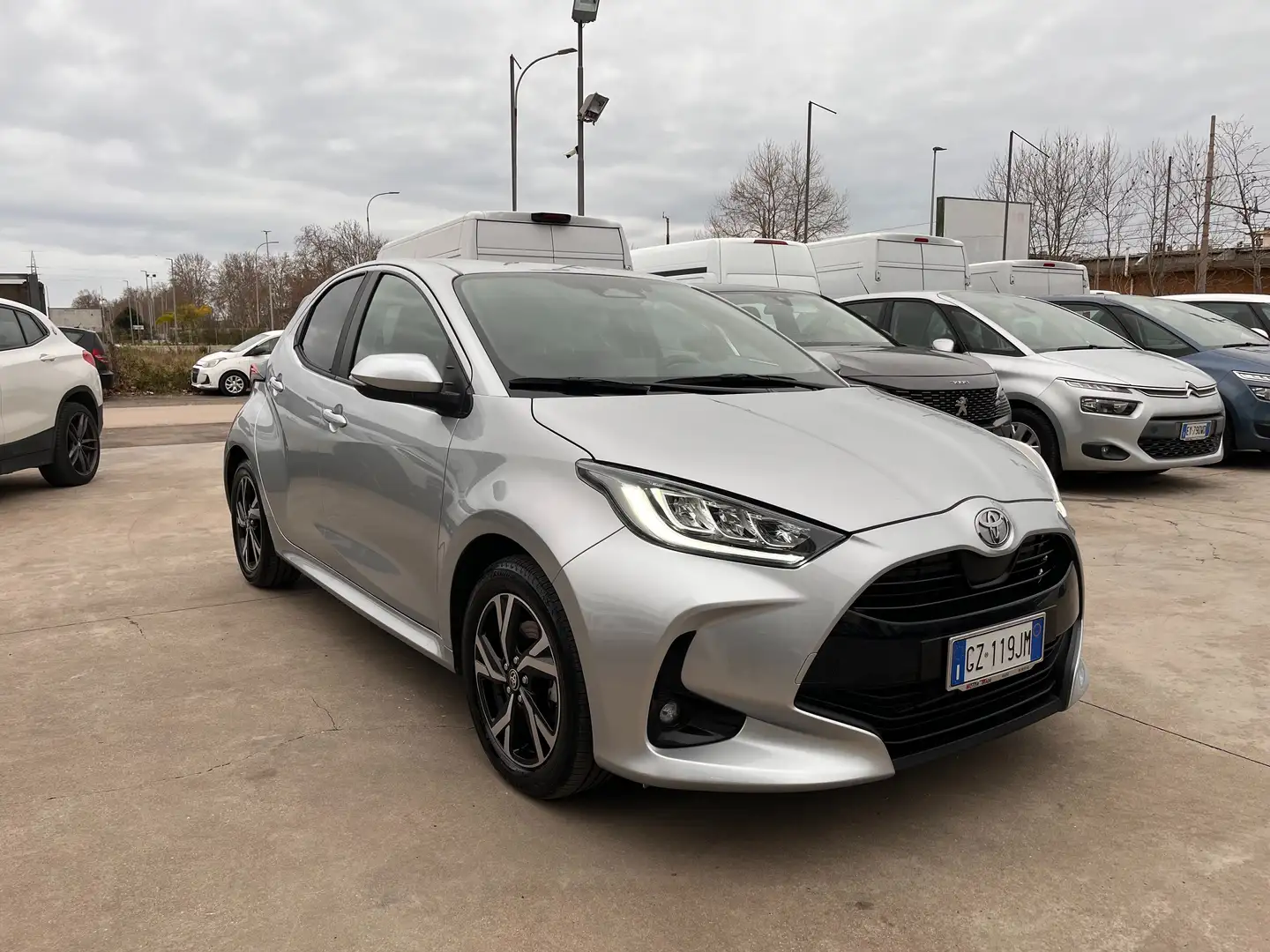 Toyota Yaris 1.5h Trend NO VINCOLI Argent - 1