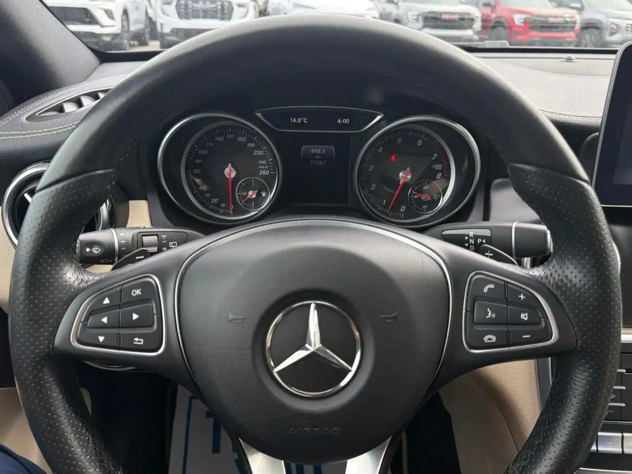 Mercedes-Benz GLA снимка Mercedes-Benz GLA
