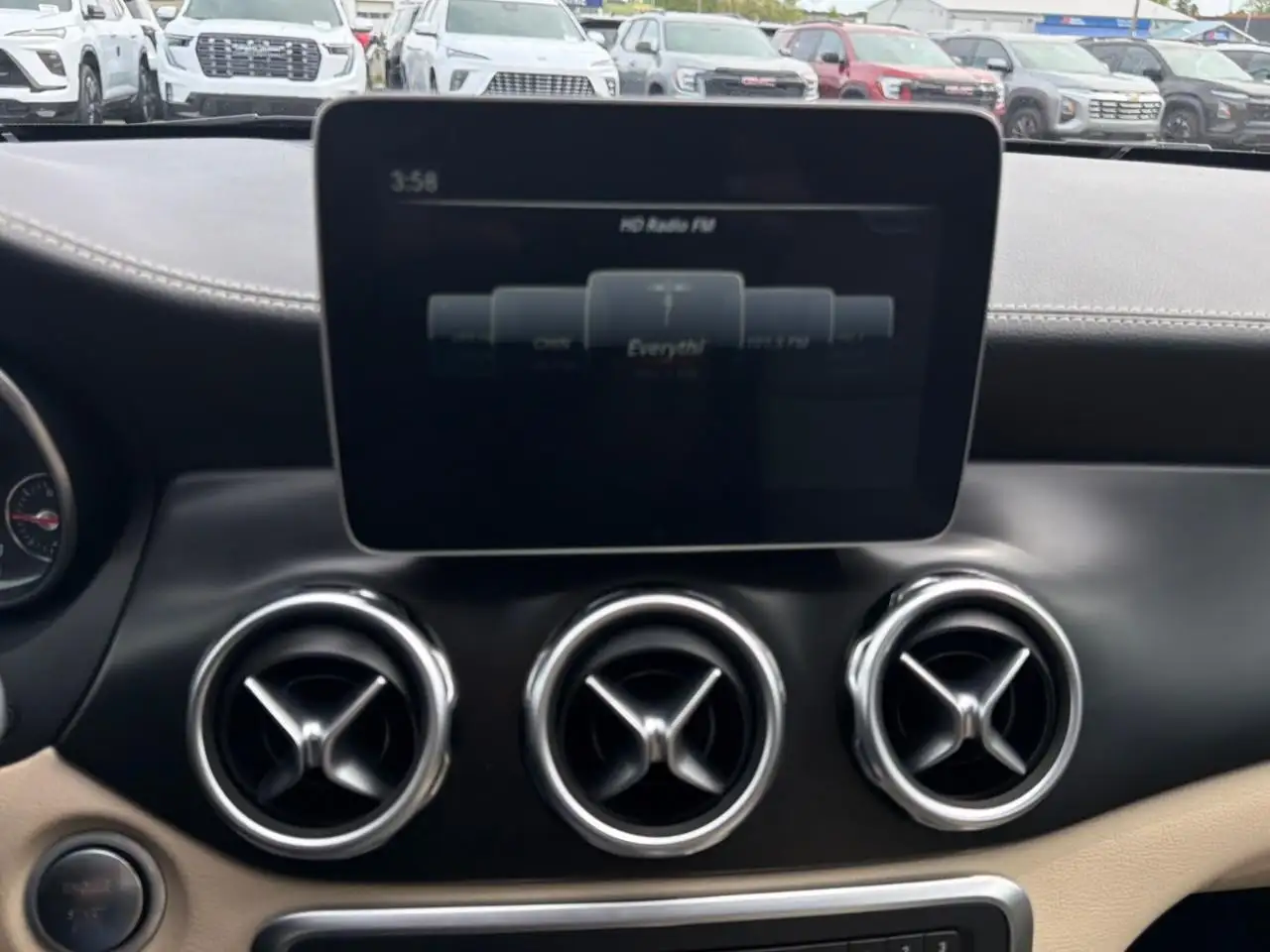 Mercedes-Benz GLA снимка Mercedes-Benz GLA