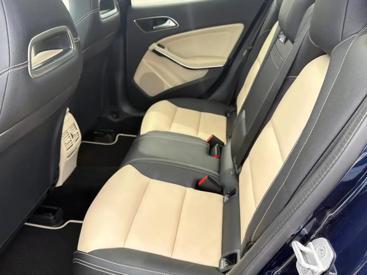 Mercedes-Benz GLA снимка Mercedes-Benz GLA