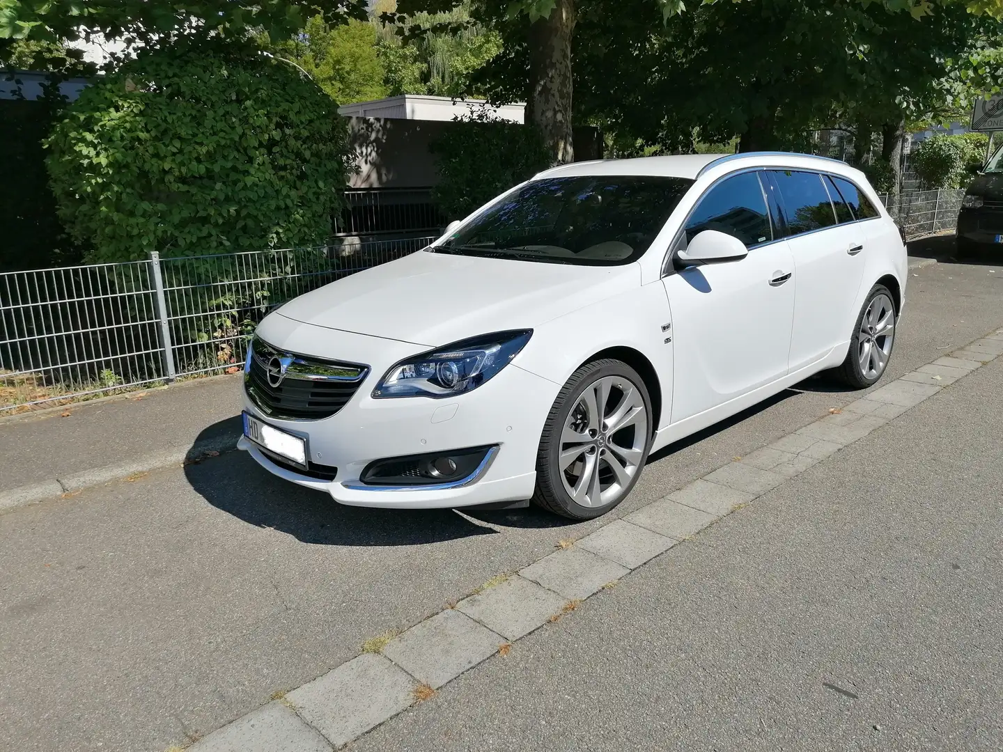 Opel Insignia Insignia 2.0 Turbo 4x4 Sports Tourer Automatic Weiß - 1