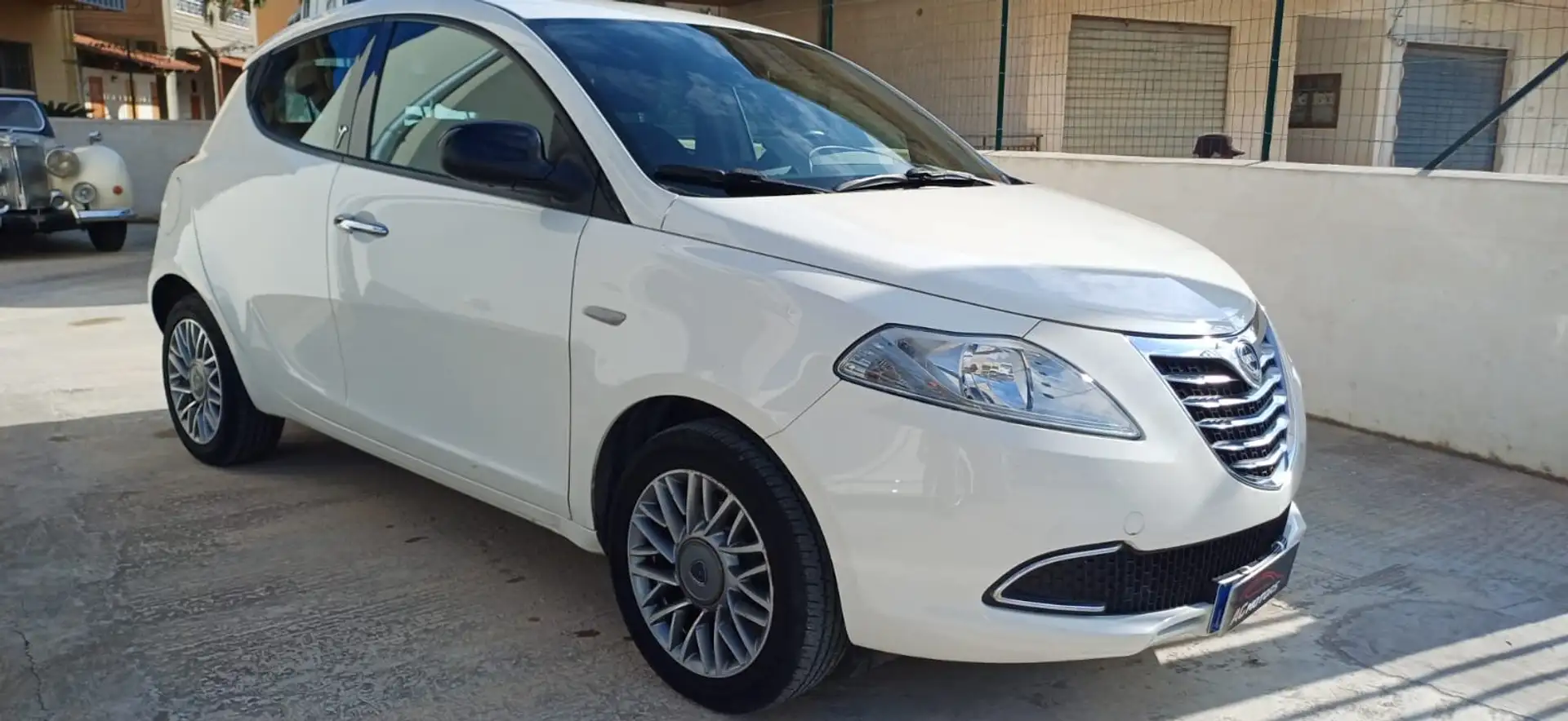 Lancia Ypsilon 1.3 MJT 90Cv gold Bianco - 1