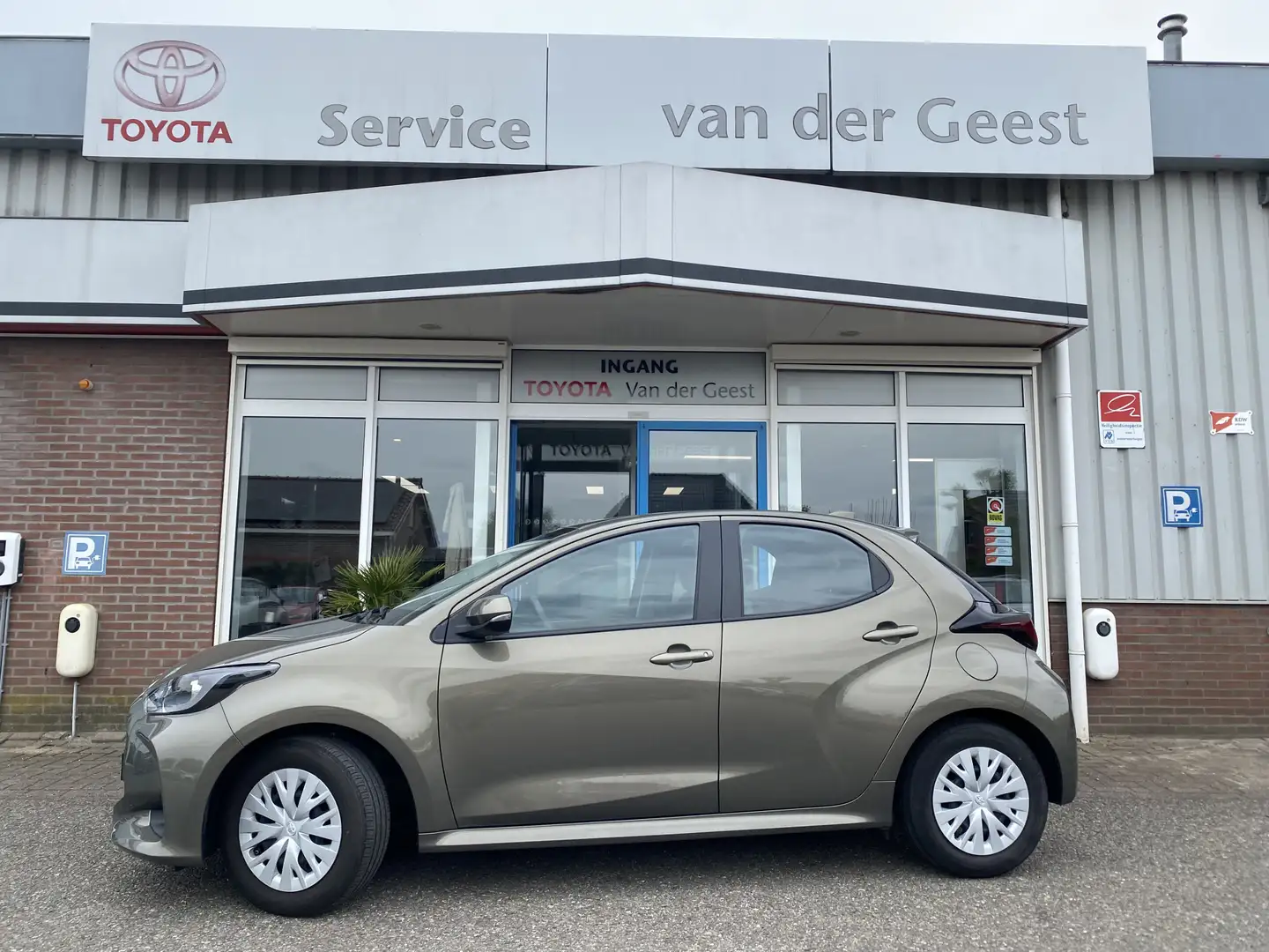 Toyota Yaris 1.0 VVT-i Active Groen - 1