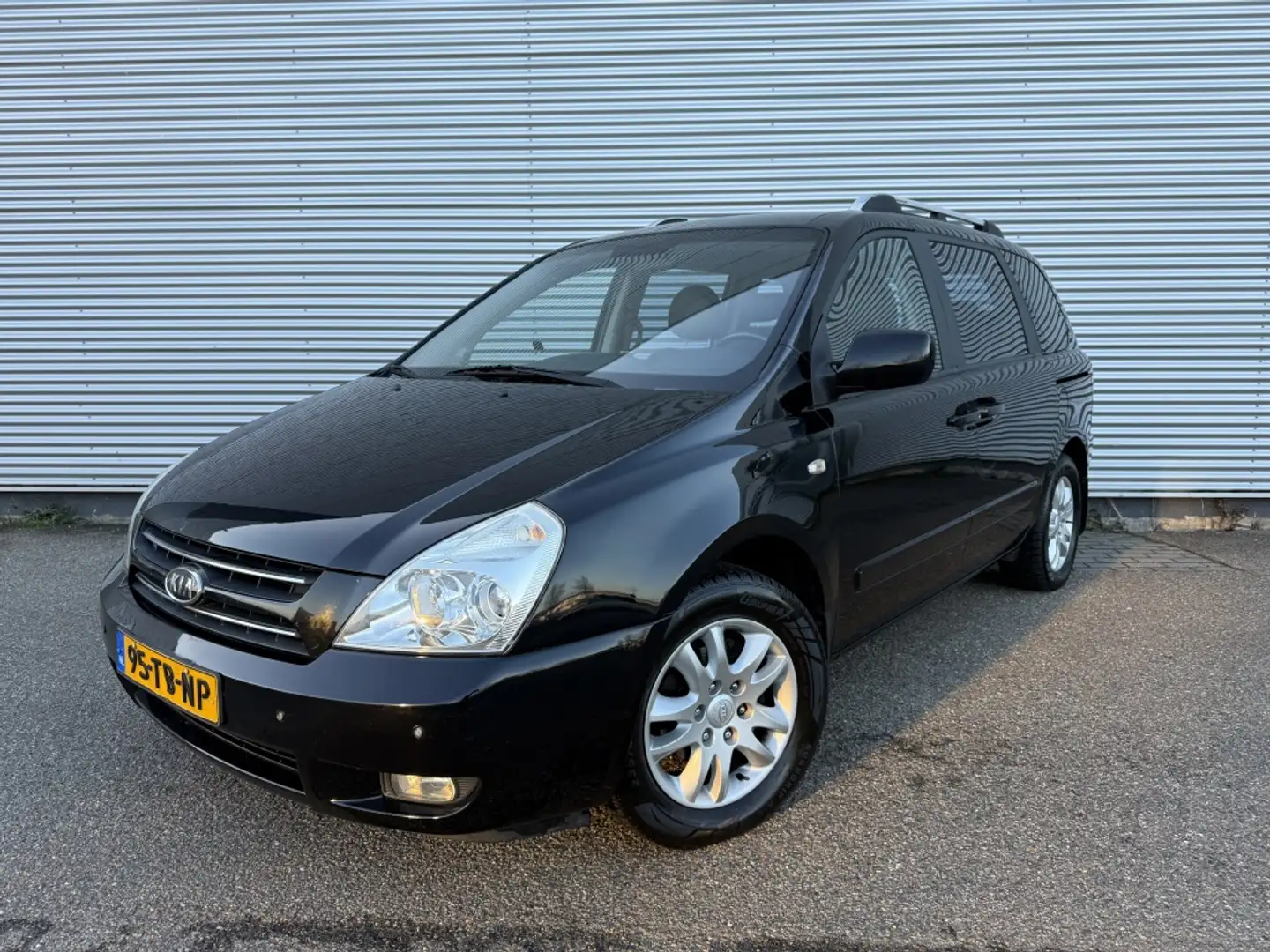 Kia Carnival 2.7 EX Automaat NAP 7Persoons Leer Trekhaak NW Dis Negro - 1