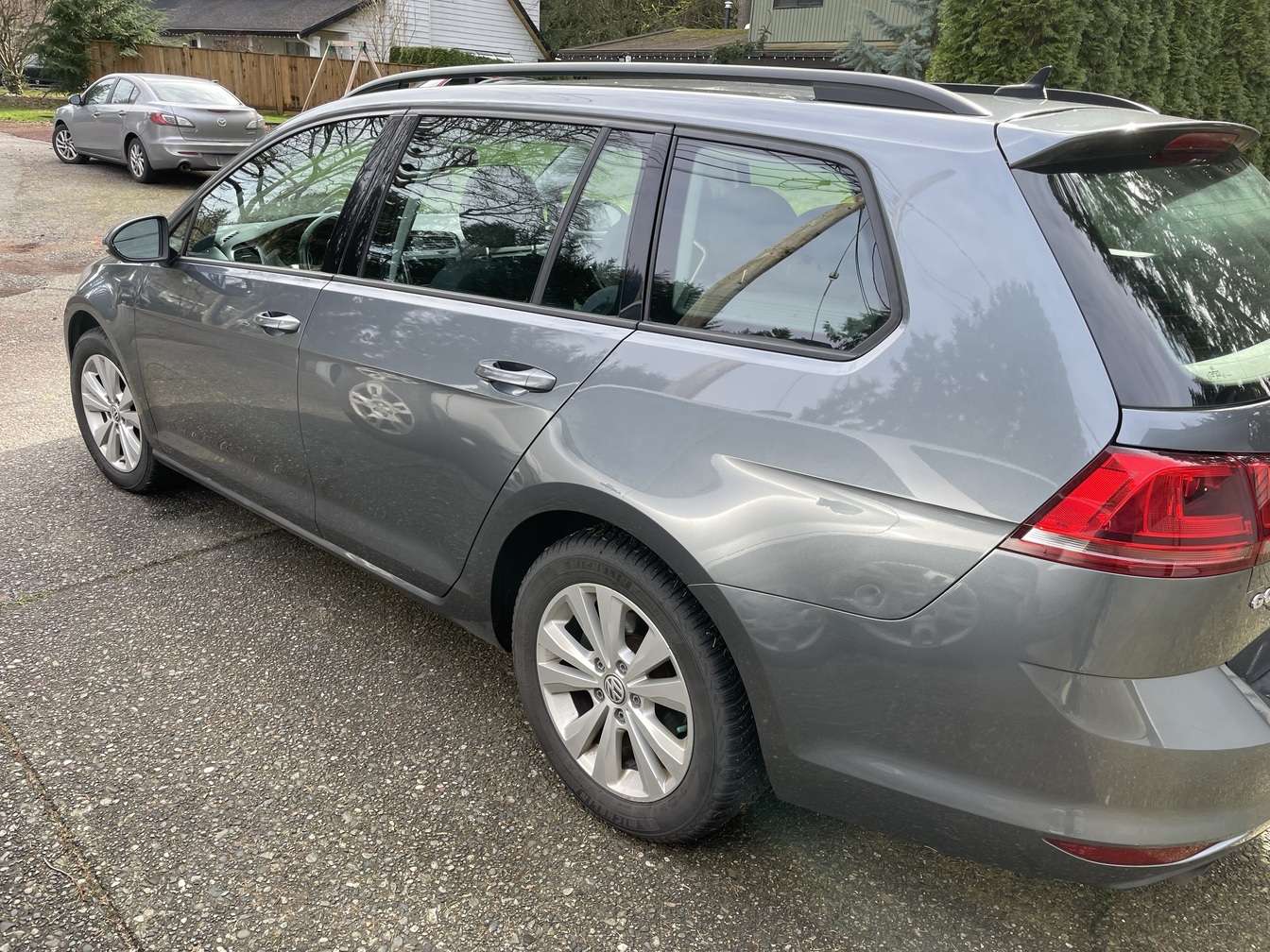 2016 Volkswagen Golf Trendline alt 2