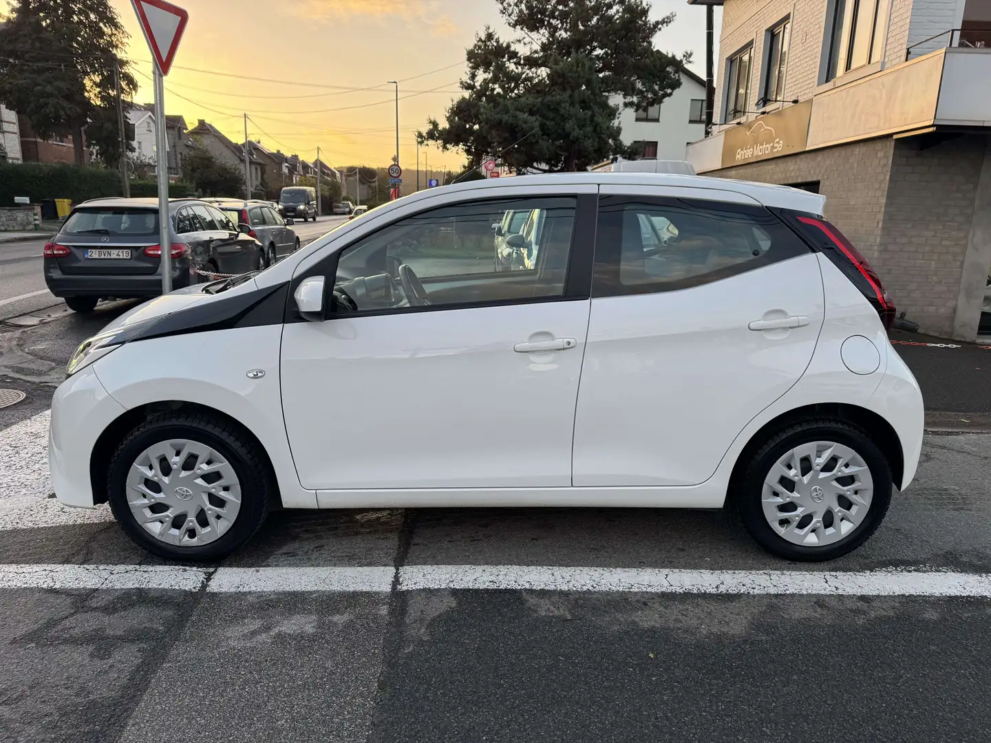 Toyota Aygo Aygo 1.0i VVT-i /Clim/Carplay/Caméra/Garantie.. Blanc - 2