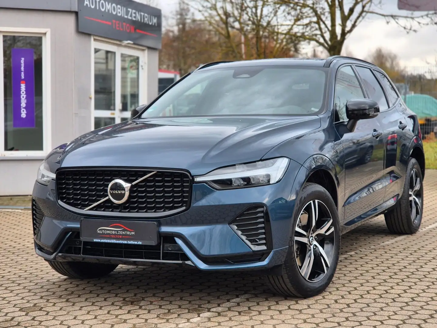 Volvo XC60 B4 AWD R-Design Facelift Bowers & Wilkins Blau - 1