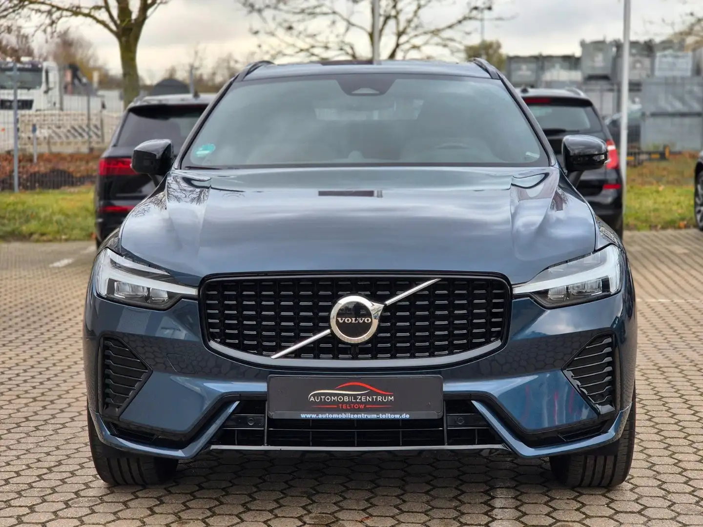 Volvo XC60 B4 AWD R-Design Facelift Bowers & Wilkins Blau - 2