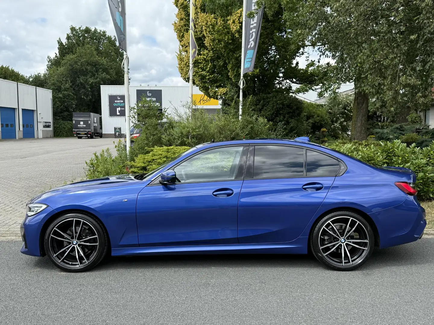 BMW 320 3-serie 320i M-Sport 184PK Automaat•Pano•Laser Blauw - 2