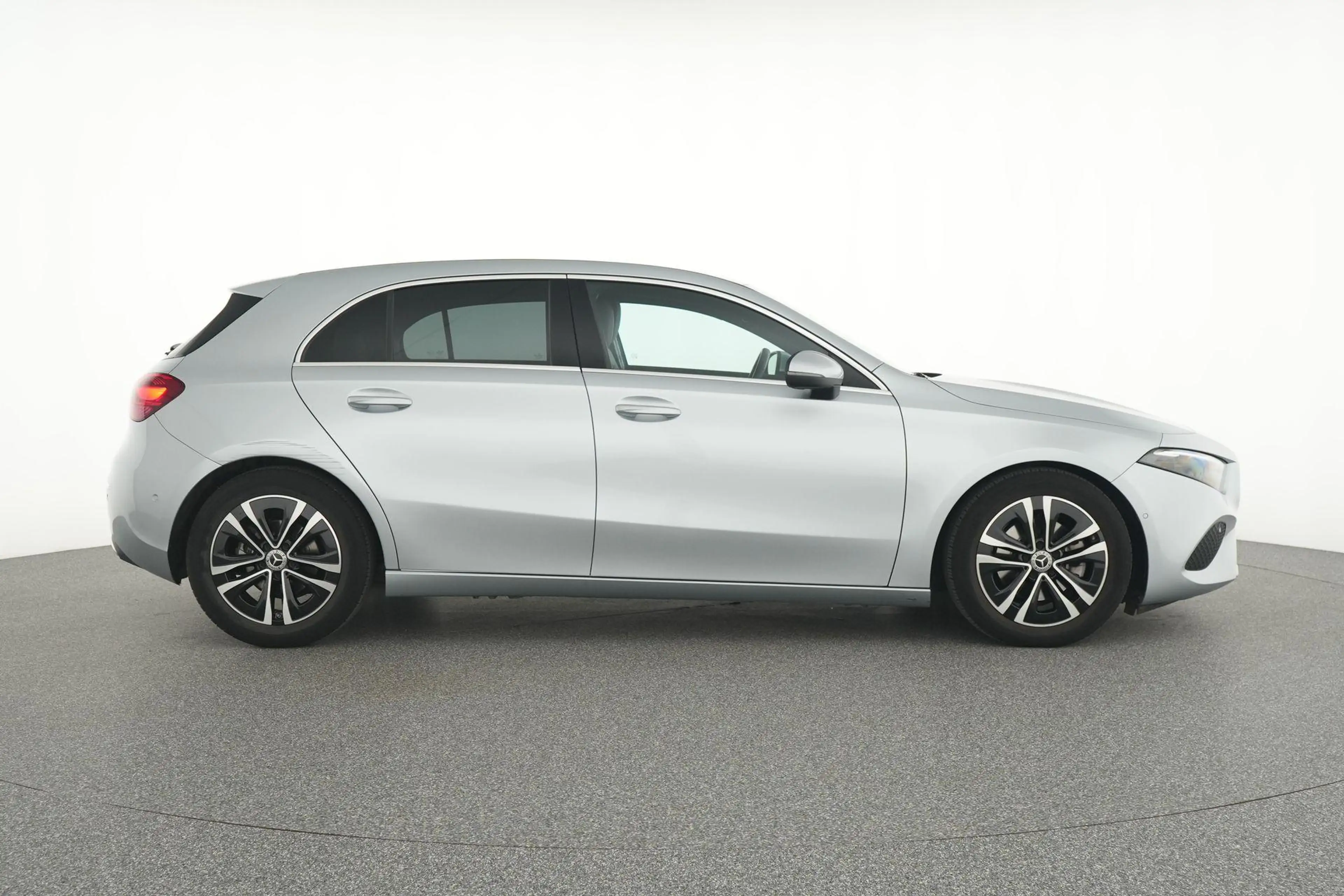 Mercedes-Benz A 180 Luxury Line — photo 9