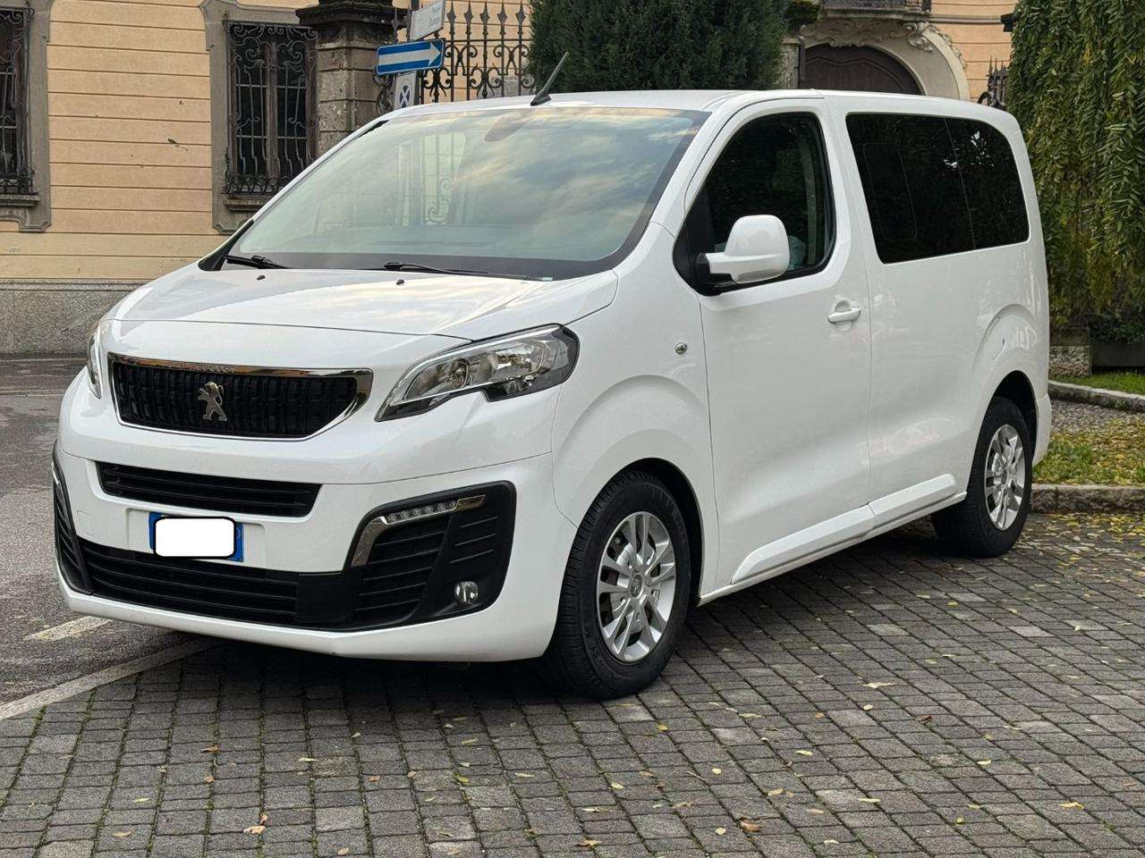 Peugeot Traveller BlueHDi 100 Compact Business