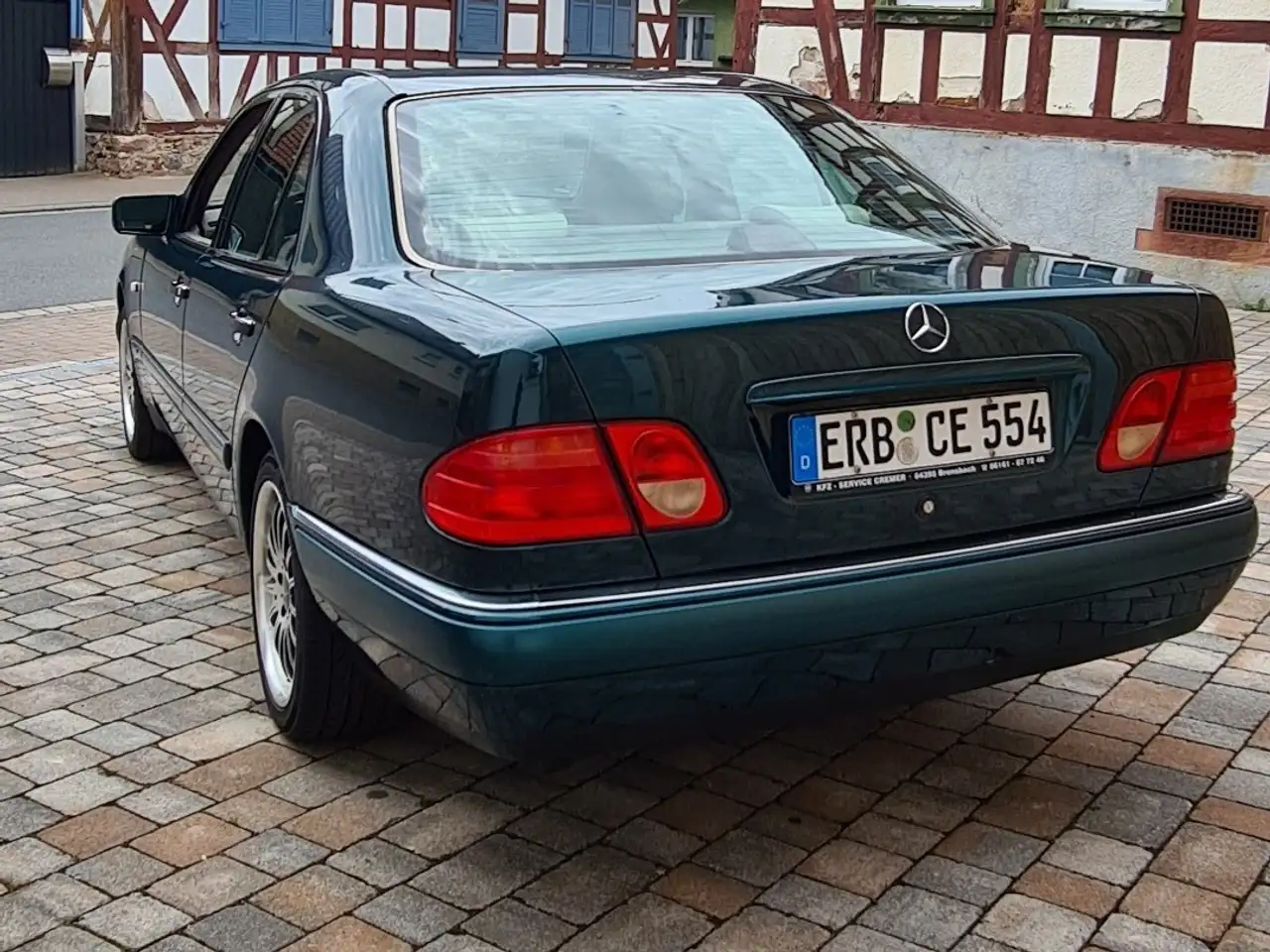 Mercedes-Benz E 230
